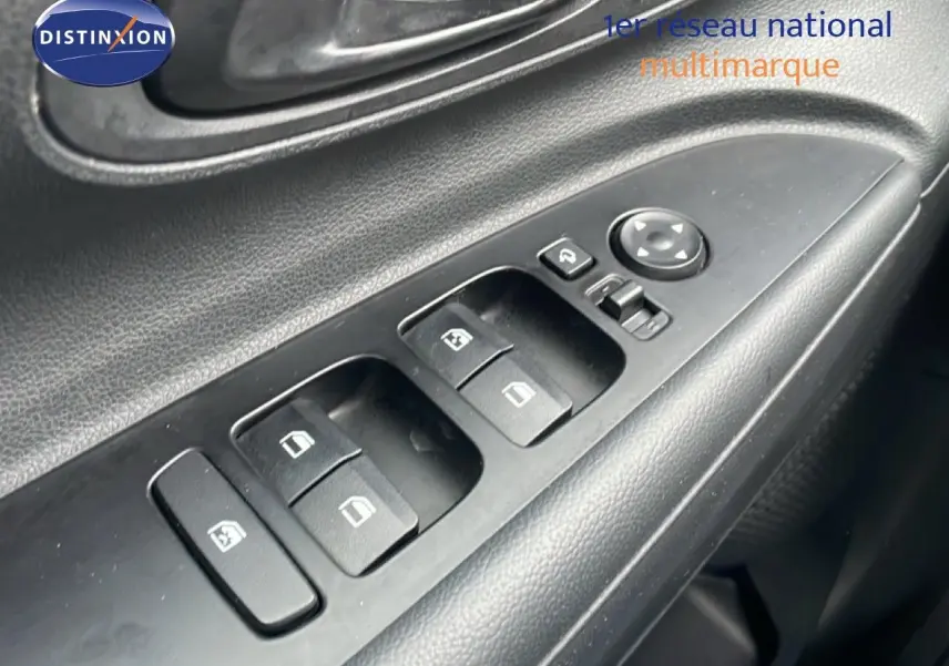 Détail des commandes des vitres électriques sur la porte côté gauche d’une Hyundai i20 gris Aurora Metal.