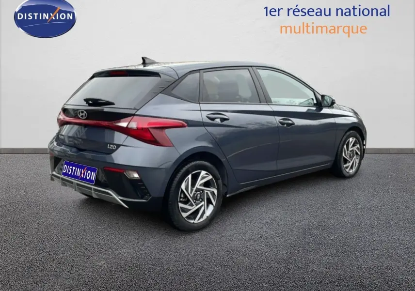 Vue 3/4 arrière droite d'une Hyundai i20 gris Aurora Metal avec jantes alliage et feux arrière LED distinctifs.
