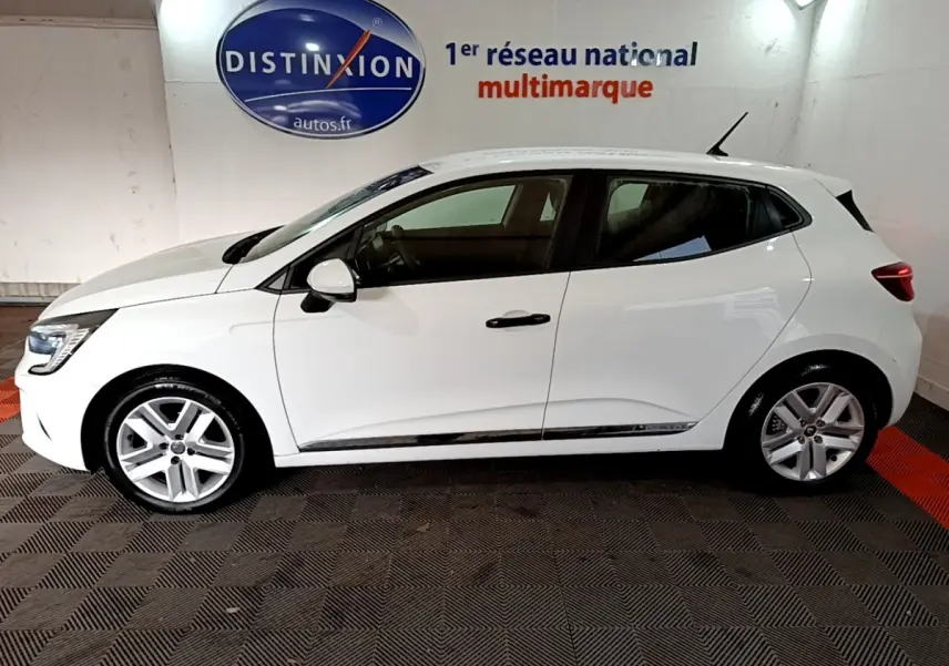 Profil droit d'une Renault Clio Business blanche 2021, avec jantes alliage et feux arrière LED visibles.