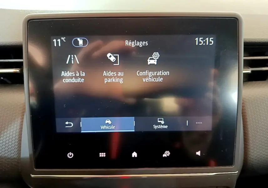 Écran tactile central affichant les réglages du véhicule Renault Clio Business blanc, vue intérieure frontale.