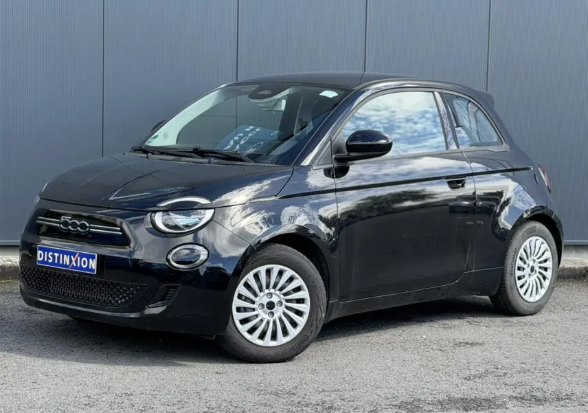 Fiat 500 électrique noir Onyx vue 3/4 avant droit, avec jantes blanches et calandre distinctive 500.