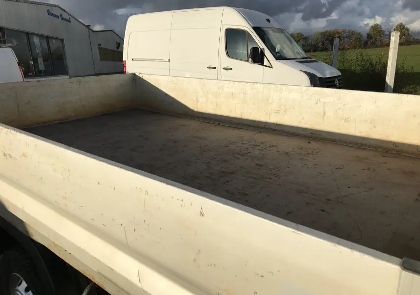 Vue de côté gauche en gros plan du plateau blanc du Peugeot Boxer Châssis Double Cabine 2014, avec cabine visible en arrière-plan.