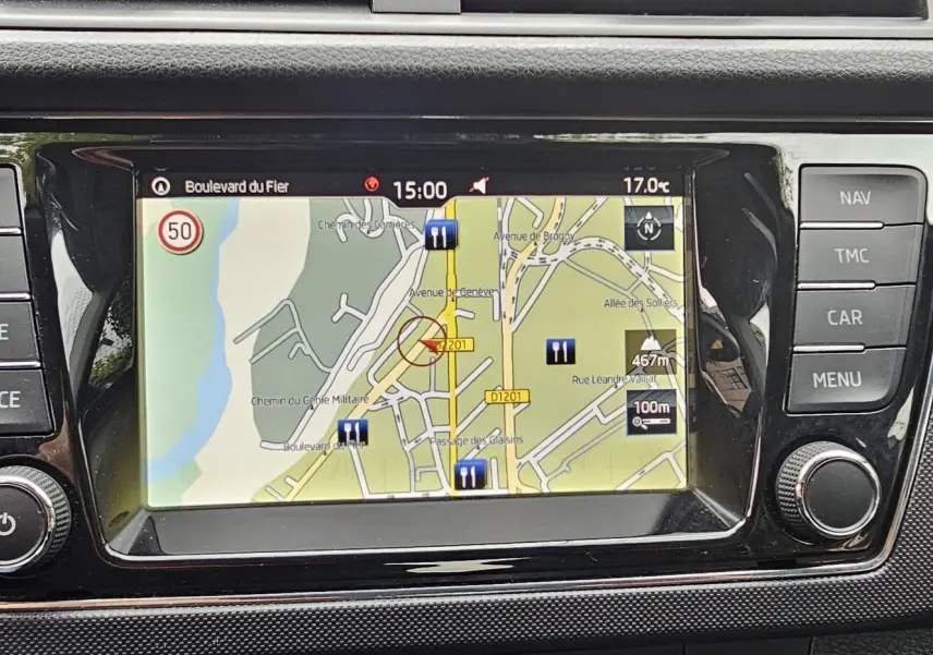 Écran central du système de navigation Amundsen de la Skoda Fabia 2020, avec carte et boutons fonctionnels autour.