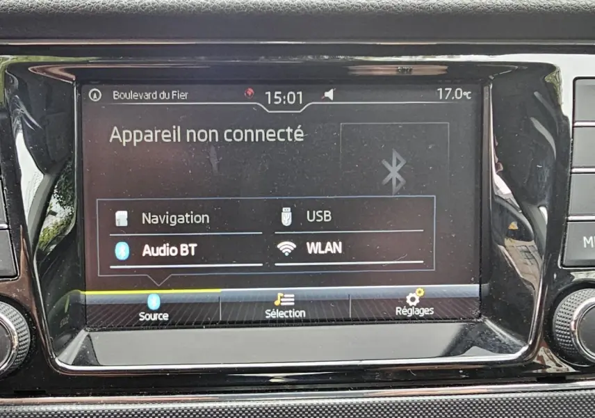 Écran tactile du système de navigation Amundsen dans une Skoda Fabia blanche, affichant "Appareil non connecté".