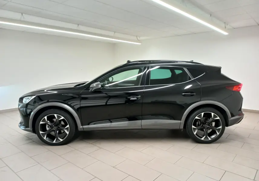 Vue latérale droite du CUPRA Formentor 1.5 TSI 150 DSG7 VZ-LINE 2023 en noir minuit avec jantes sport et lignes épurées.