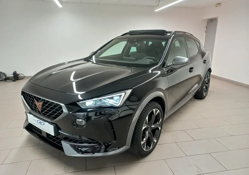 Vue 3/4 avant du CUPRA Formentor 1.5 TSI VZ-LINE noir minuit, avec jantes noires et toit ouvrant panoramique.