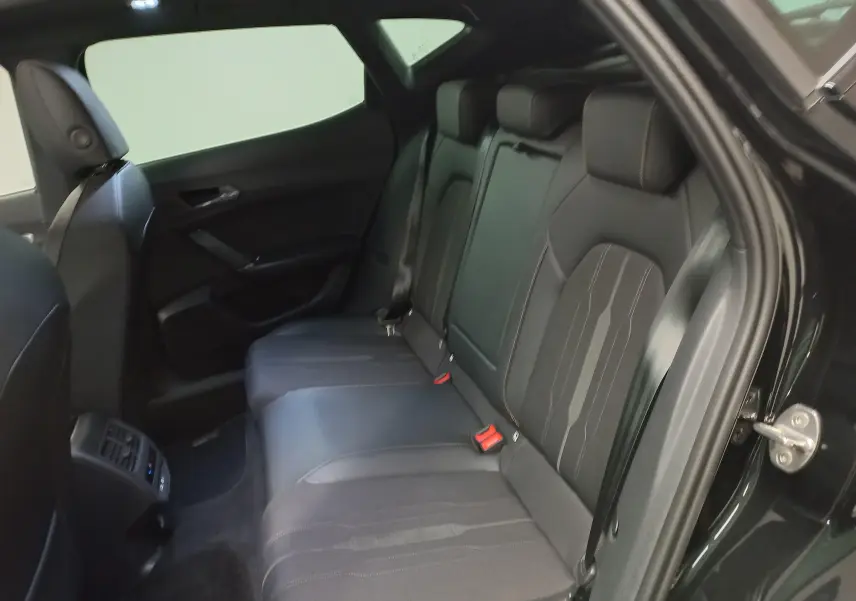 Vue intérieure côté droit des sièges arrière en cuir noir du CUPRA Formentor 1.5 TSI 150 DSG7 VZ-LINE 2023.