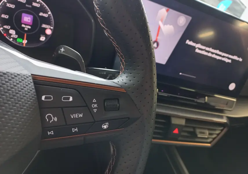 Gros plan sur le volant perforé et les commandes du tableau de bord numérique du CUPRA Formentor 1.5 TSI 150 DSG7 VZ-LINE 2023.