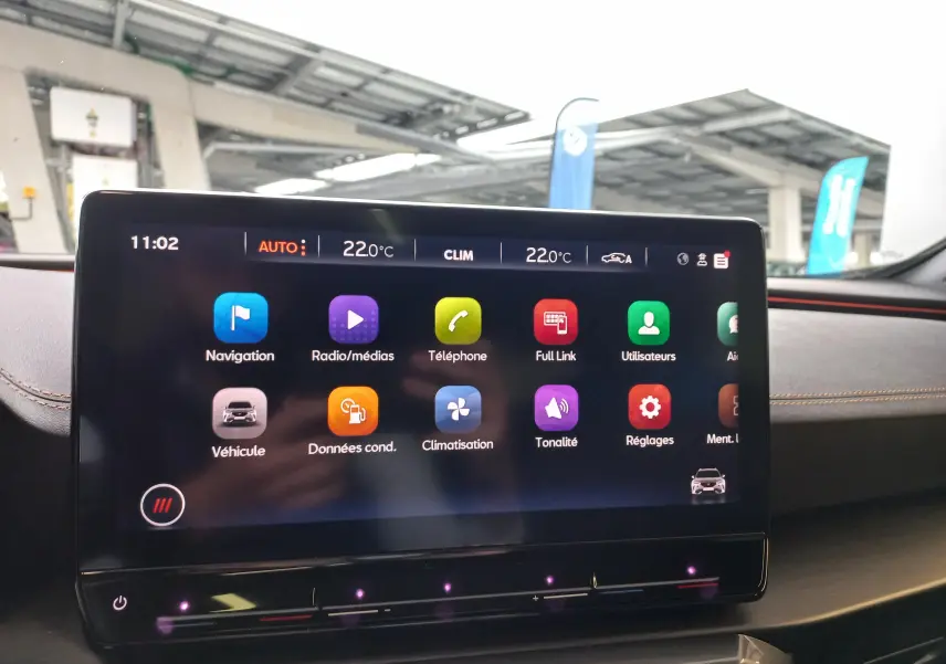 Écran tactile central du tableau de bord du CUPRA Formentor 2023 affichant les menus de navigation et climatisation.