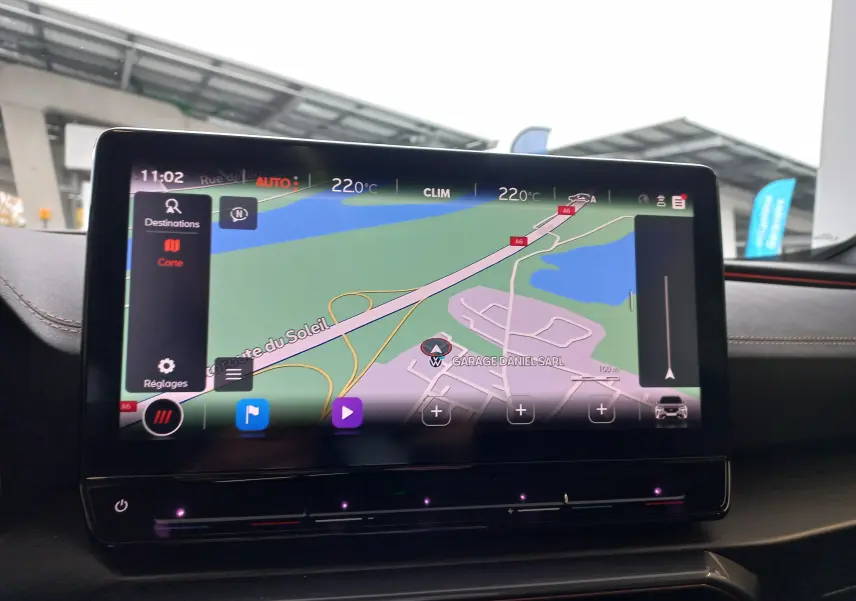 Écran tactile central affichant la navigation GPS dans l'habitacle du CUPRA Formentor noir Minuit 2023.