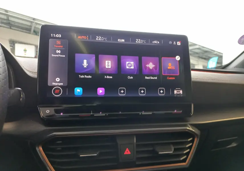 Écran tactile central du tableau de bord du CUPRA Formentor 1.5 TSI 150 DSG7 VZ-LINE 2023 avec interface audio personnalisable.