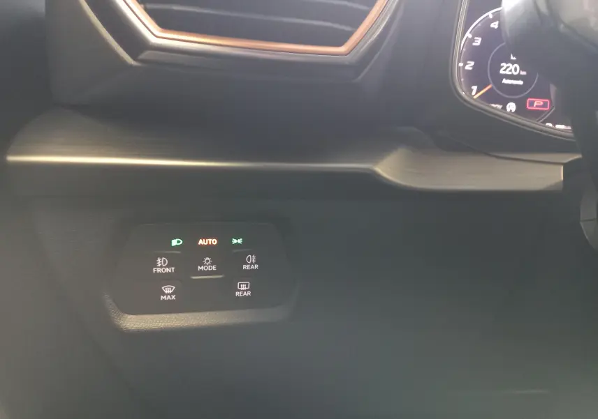 Panneau de commandes d'éclairage et tableau de bord partiel du CUPRA Formentor 1.5 TSI 2023, vue intérieure côté gauche.