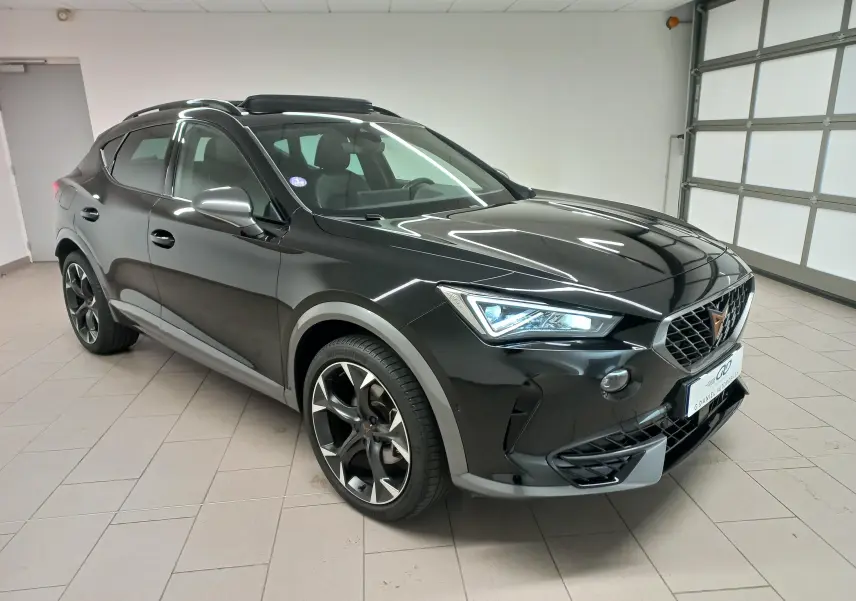 SUV CUPRA Formentor 2023 noir minuit en 3/4 avant droit, avec jantes sport et calandre distinctive VZ-LINE.