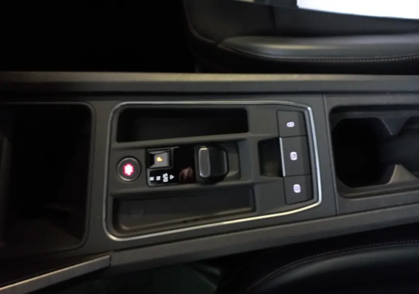 Console centrale avec levier de vitesse et commandes électroniques du CUPRA Formentor 1.5 TSI 2023 finition VZ-LINE noire