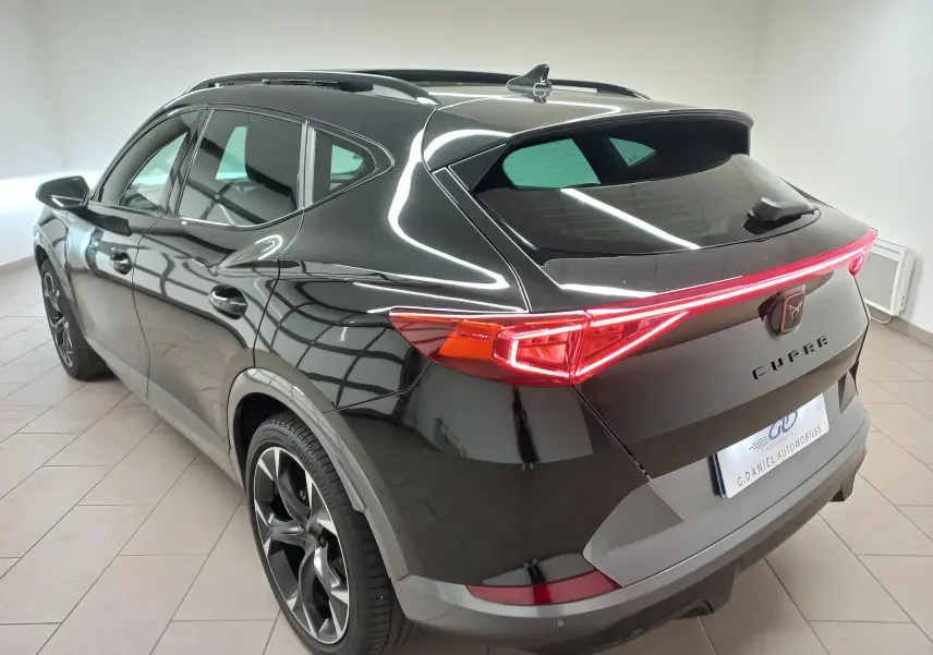 Vue 3/4 arrière droite du CUPRA Formentor 1.5 TSI 150 DSG7 VZ-LINE 2023 en noir minuit métallisé, avec feux arrière LED distinctifs.