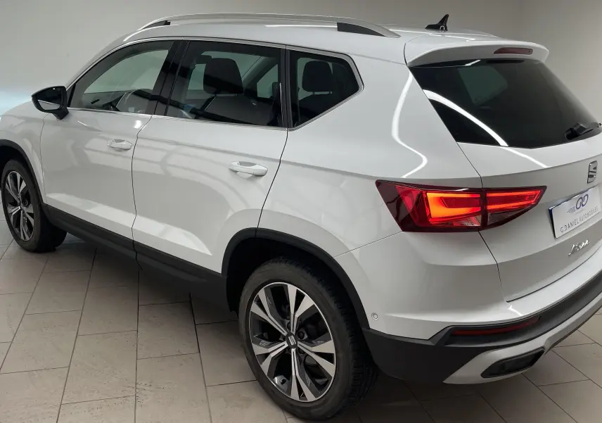 SEAT Ateca blanc Nevada vu en 3/4 arrière droit, avec jantes alliage 18'' et hayon électrique mains libres.
