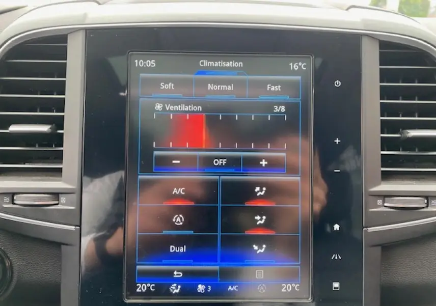 Écran tactile central de la climatisation du Renault Koleos 2019, affichant les réglages de ventilation et température.