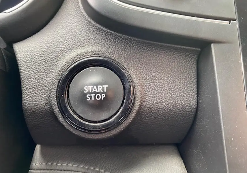 Bouton Start Stop en gros plan sur le tableau de bord noir du Renault Koleos Initiale Paris 2019 blanc.