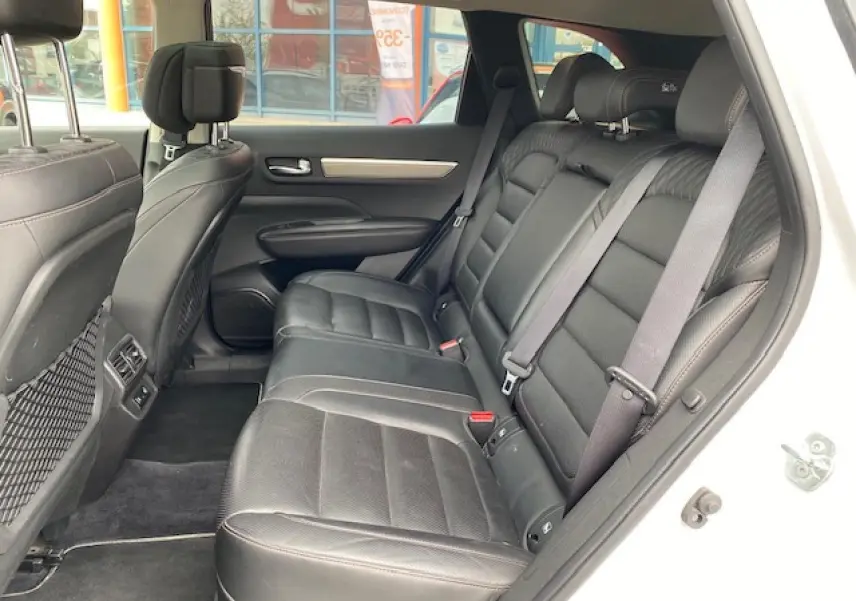Vue intérieure côté droit des sièges arrière en cuir noir du Renault Koleos blanc 2019 version Initiale Paris.
