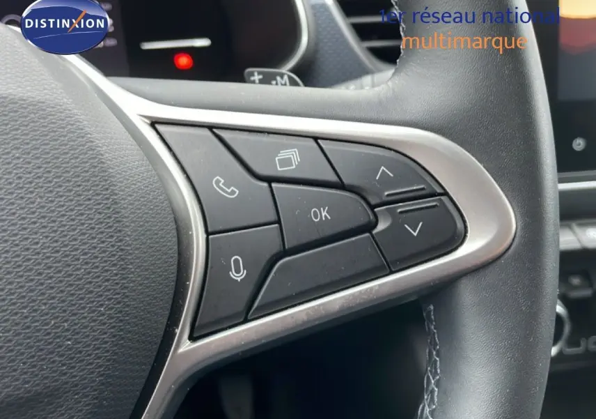 Gros plan sur les commandes multifonctions à droite du volant en cuir noir du Renault Arkana 2025.