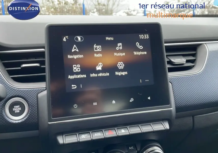 Intérieur du Renault Arkana 2025, tableau de bord avec écran tactile central et commandes climatisation, finition noire.