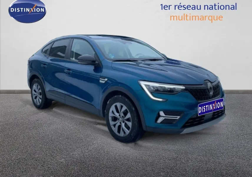 Renault Arkana bleu Zanzibar en 3/4 avant droit, SUV hybride avec calandre noire et jantes alliage.