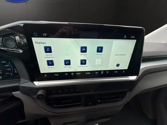 Écran tactile central du tableau de bord du Volkswagen Transporter ProCab gris, vue rapprochée intérieure.