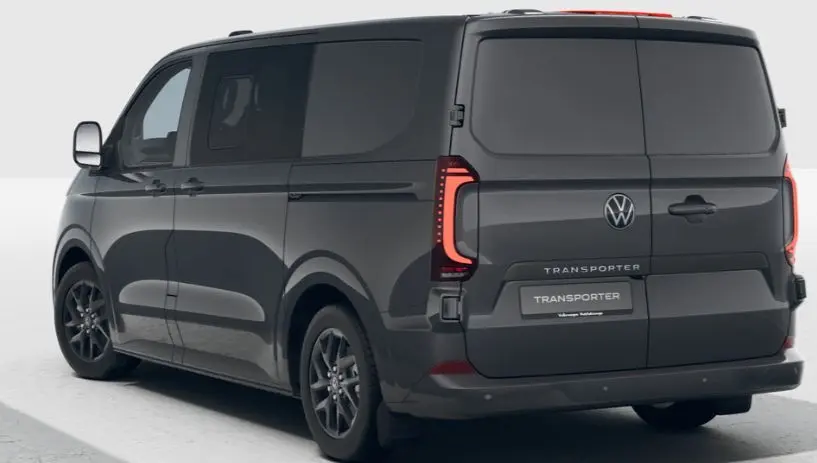 Vue 3/4 arrière droite d’un Volkswagen Transporter ProCab gris métallisé avec feux arrière LED et jantes alliage noires.
