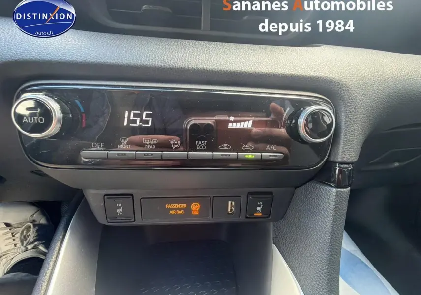 Vue rapprochée du tableau de bord de la Toyota Yaris Hybrid 2023 montrant la climatisation automatique et les commandes des sièges chauffants.