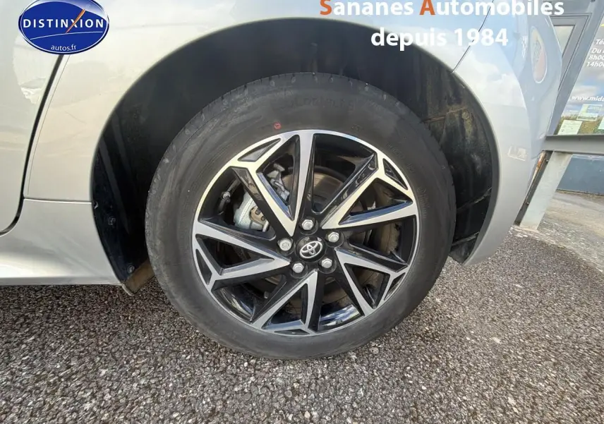 Gros plan sur la jante alliage bi-ton 16 pouces côté arrière droit de la Toyota Yaris Hybrid 2023 couleur INC.