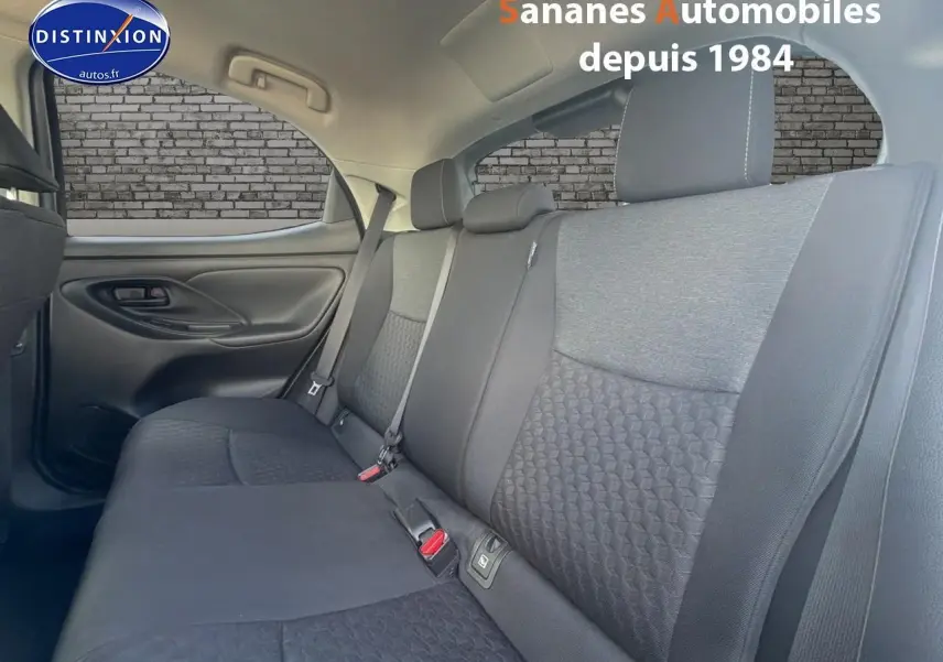 Vue intérieure de la banquette arrière en tissu gris foncé de la Toyota Yaris Hybrid 2023, côté droit.