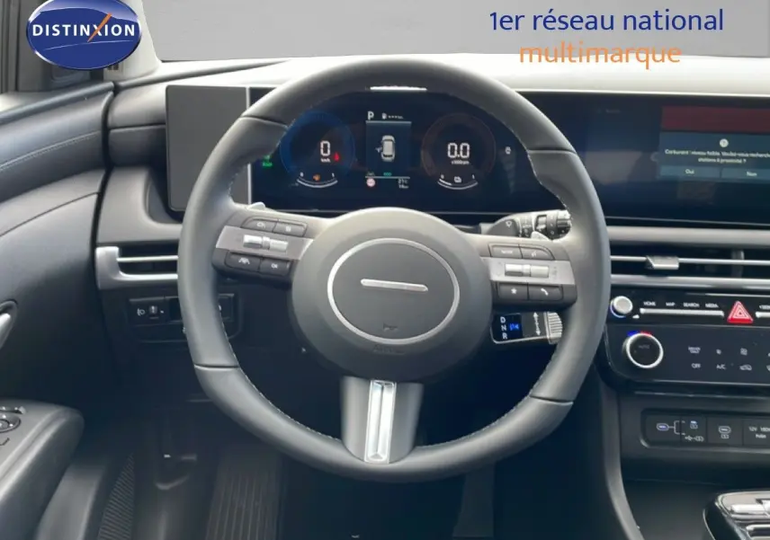 Vue centrée sur le volant et le tableau de bord numérique du Hyundai Tucson 2026 avec intérieur noir moderne.