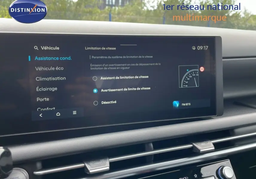Écran tactile central du Hyundai Tucson 2026 montrant les options d’assistance à la conduite, intérieur noir.