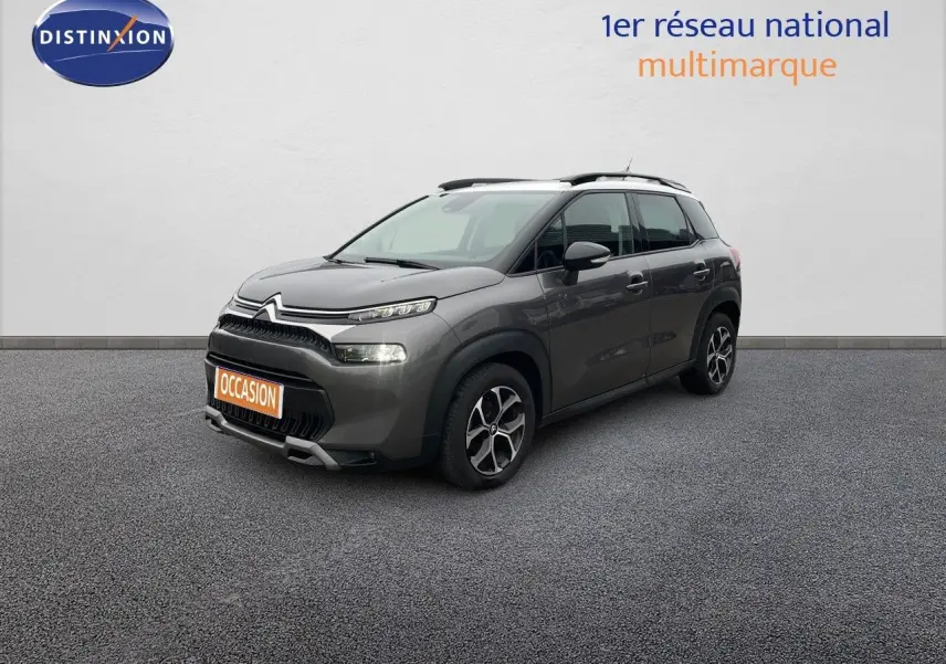 Vue 3/4 avant d'un Citroën C3 Aircross gris platinium métallisé avec toit blanc et jantes bi-ton.