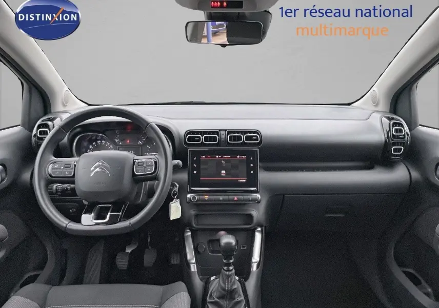 Vue intérieure avant du Citroën C3 Aircross 2023, tableau de bord noir avec écran tactile et volant multifonction.