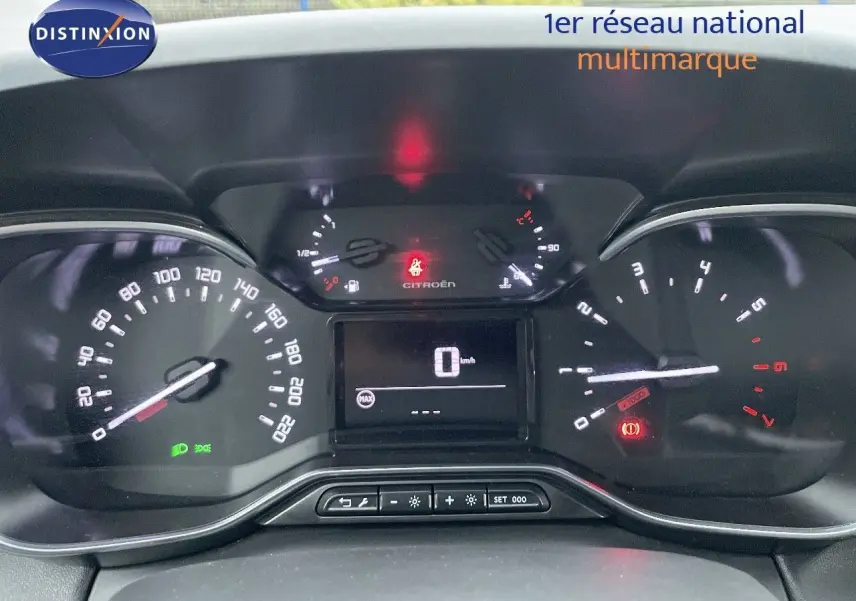 Tableau de bord de Citroën C3 Aircross 1.5 BlueHDi 110ch Shine 2023, affichage numérique et compteurs analogiques.