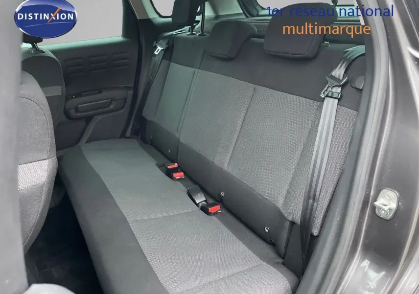 Vue intérieure côté droit montrant la banquette arrière gris noir du Citroën C3 Aircross 2023 finition Shine.