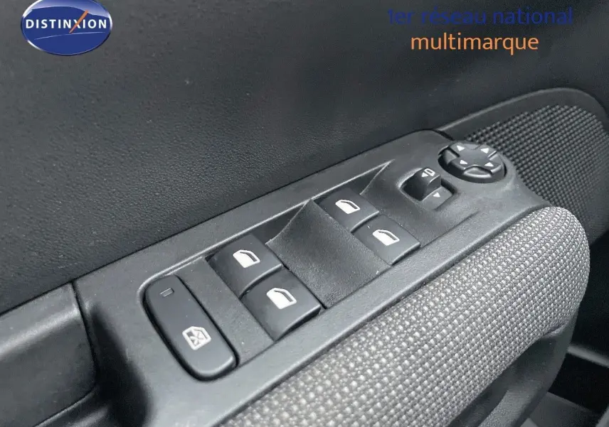 Gros plan sur les commandes des vitres électriques et réglage des rétroviseurs côté conducteur du Citroën C3 Aircross gris platinium 2023.