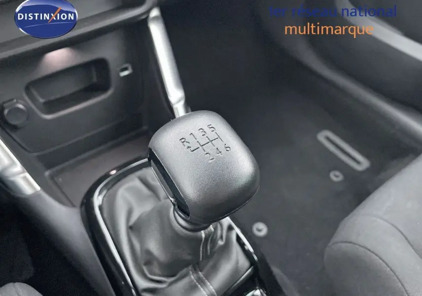 Le levier de vitesse manuel en gros plan dans l'habitacle sombre d'une Citroën C3 Aircross 2023.