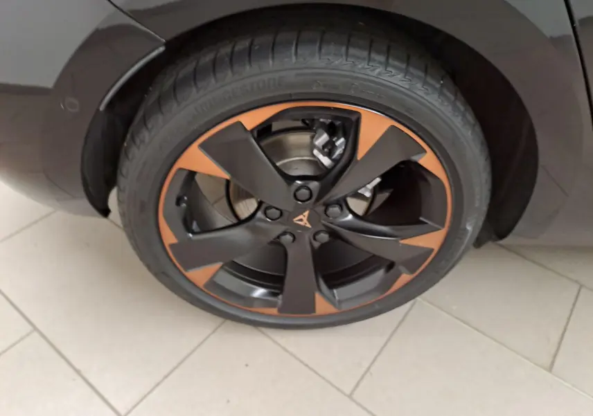 Gros plan sur la jante cuivrée 18'' Performance du côté gauche d'une CUPRA Leon Noir Minuit 2025.
