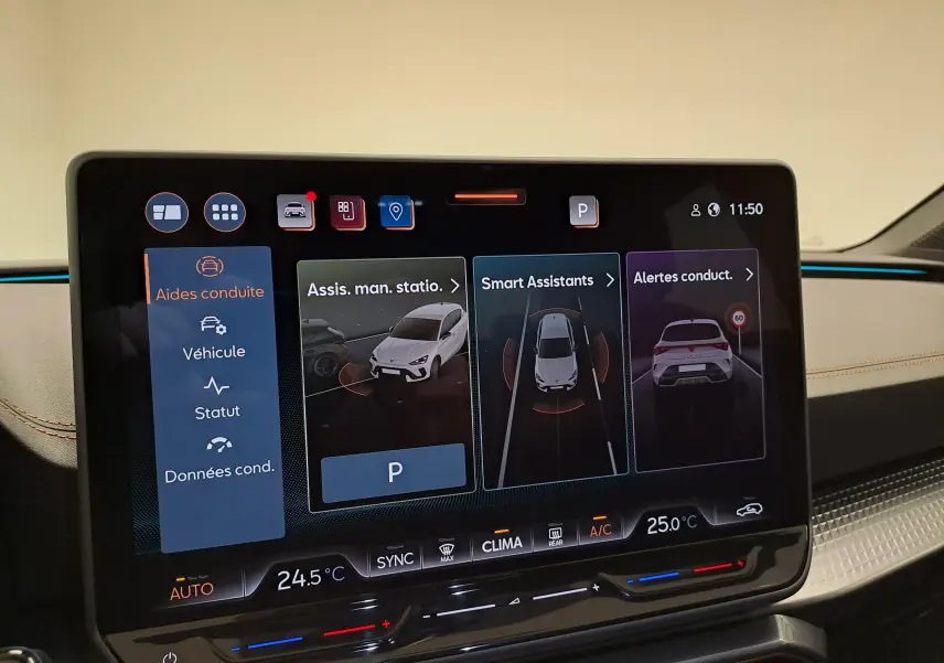 Écran tactile central du tableau de bord du CUPRA Leon Ph.2 noir, affichant les assistants de conduite et la climatisation.