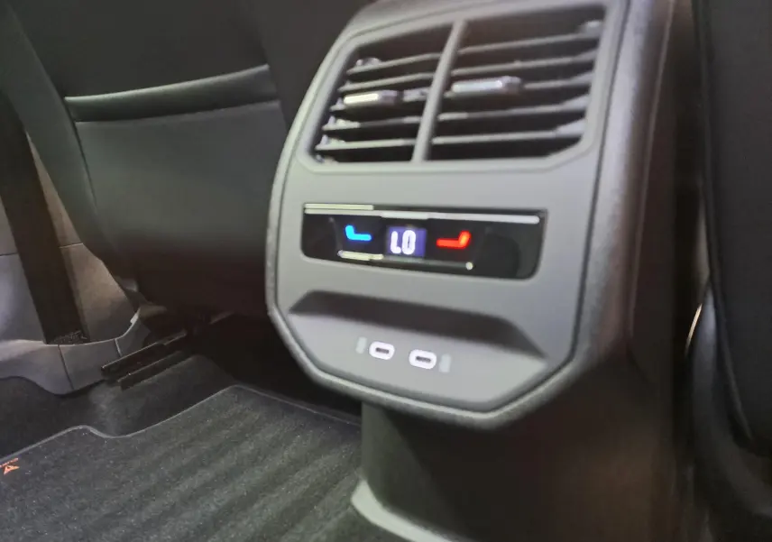 Détail de la console arrière avec commandes de climatisation et ports USB dans une CUPRA Leon Noir Minuit 2025