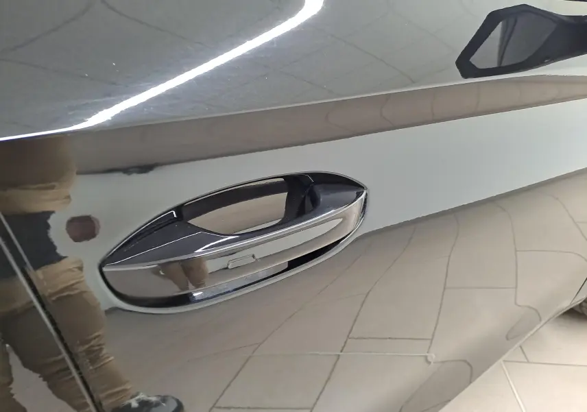 Poignée de porte côté gauche du CUPRA Leon Ph.2 2025 en noir minuit avec reflet intérieur et extérieur.