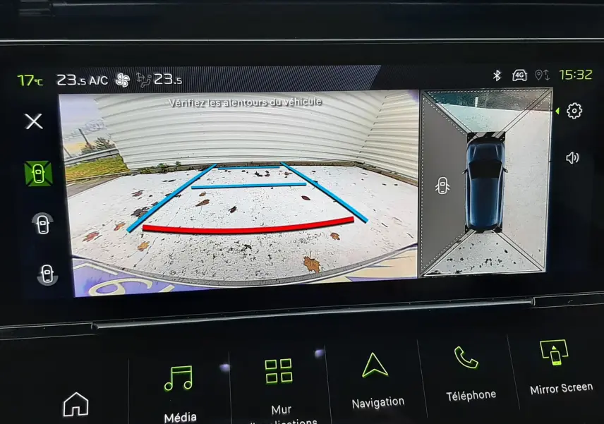 Affichage de la caméra de recul et vue 360° du tableau de bord de la Peugeot 308 hybride bleu Lagoa, avec repères de stationnement.