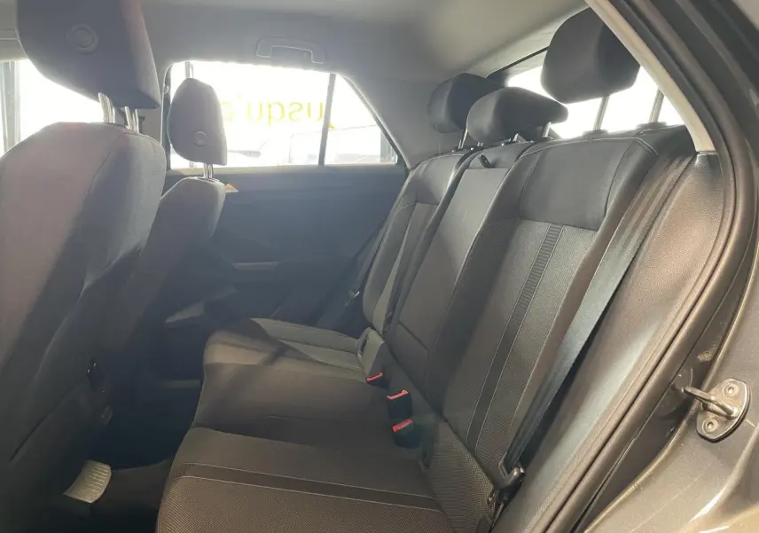 Vue intérieure côté droit sur la banquette arrière noire du Volkswagen T-Roc 2025 finition Life en Indium Gray.
