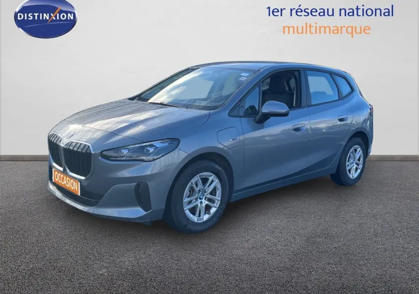 BMW Série 2 Active Tourer 225e xDrive gris métallisé vue 3/4 avant droit sur fond neutre.