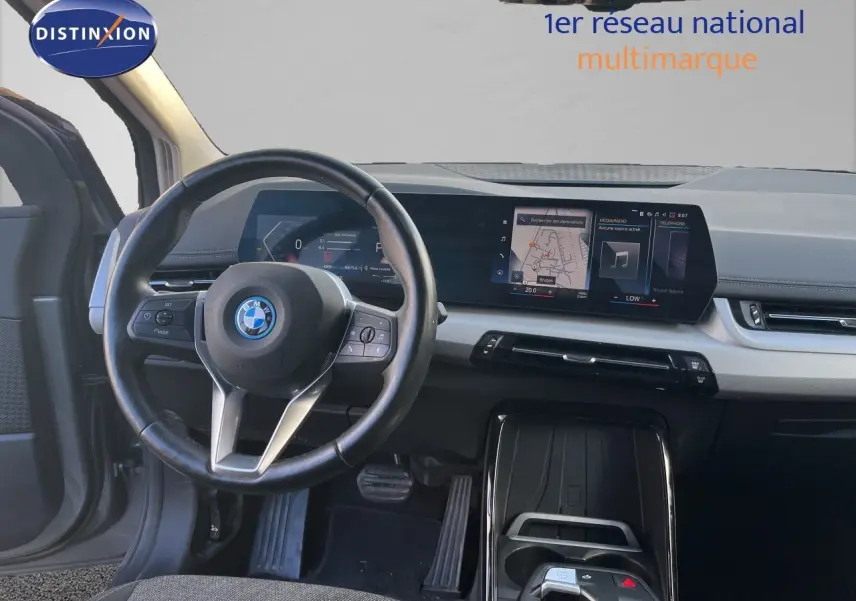 Vue intérieure de face du tableau de bord et volant cuir noir de la BMW Série 2 Active Tourer 225e XDrive 2022.