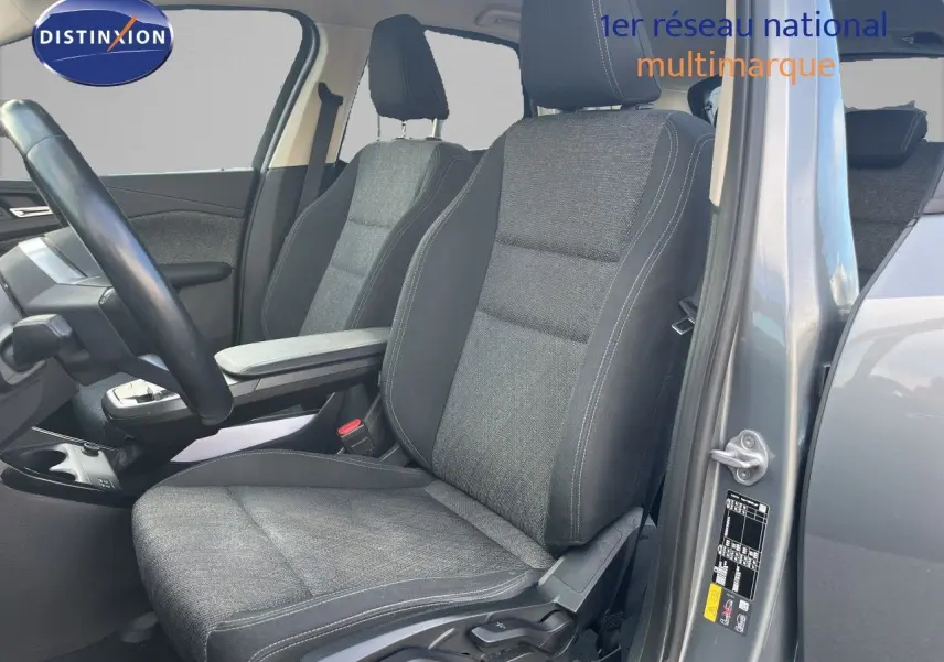 Intérieur avant droit de BMW Série 2 Active Tourer 225e xDrive 2022, sièges tissu gris et porte couleur gris métallique.