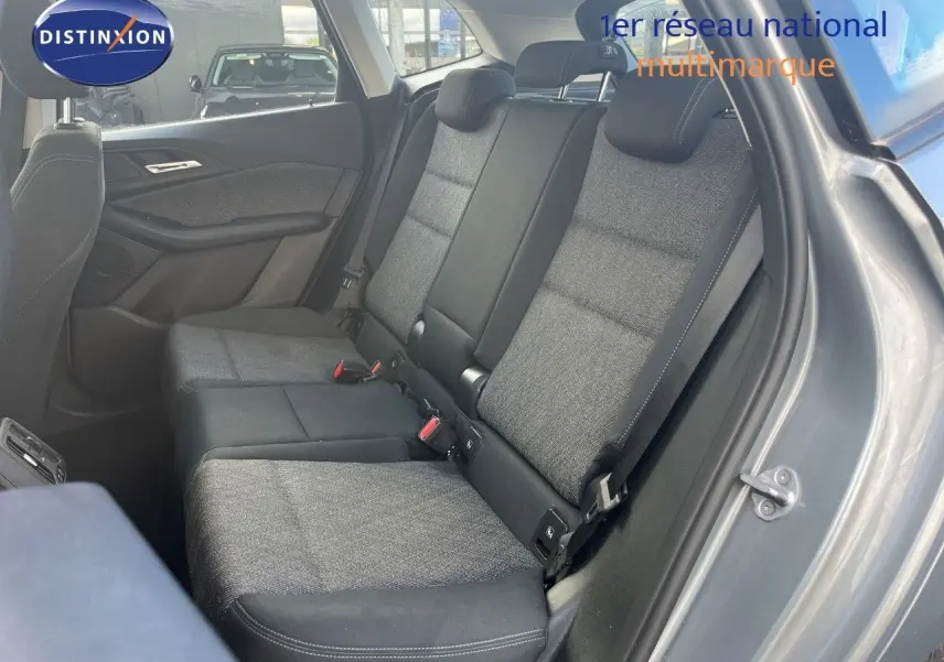 Vue intérieure côté droit des sièges arrière en tissu gris et noir du BMW Série 2 Active Tourer 225e xDrive 2022 couleur Skyscraper Grau Metal.