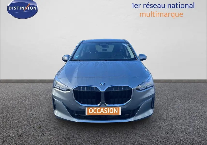 Vue frontale d'une BMW Série 2 Active Tourer 225e xDrive grise métallisée avec calandre noire et plaque "OCCASION".